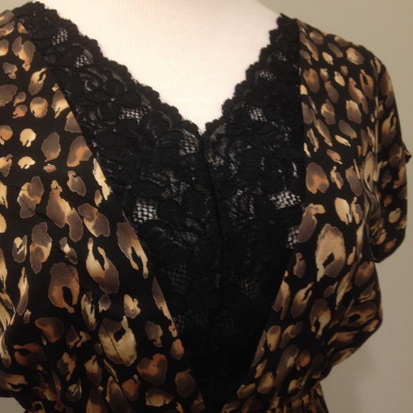 Dress with sexy lace v-neck - Picture 3 of 4