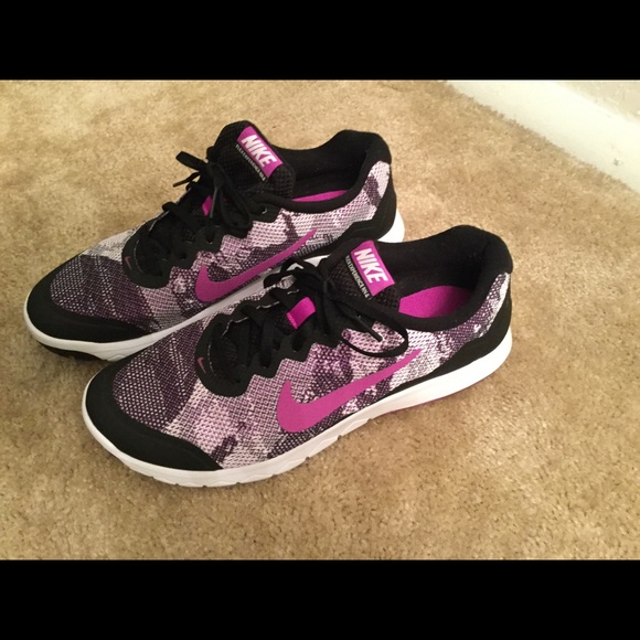 Nike tennis shoes