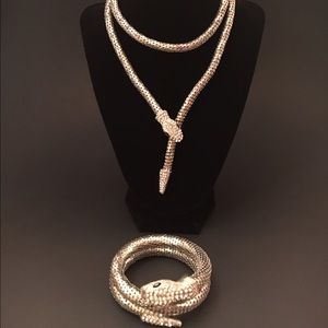 Stunning silver tone snake necklace & bracelet set