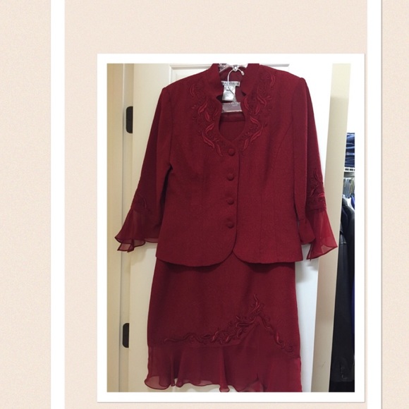 Beautiful red dress/skirt suit size 6. Like New!