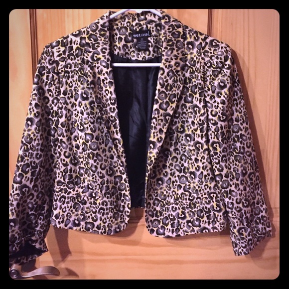 Perfect condition animal print crop blazer!