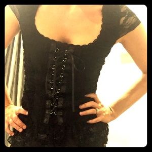 Corset-style front black lace top👯
