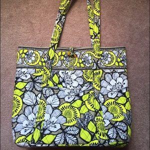 Vera Bradley tote with interior pockets
