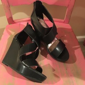 Black wedges
