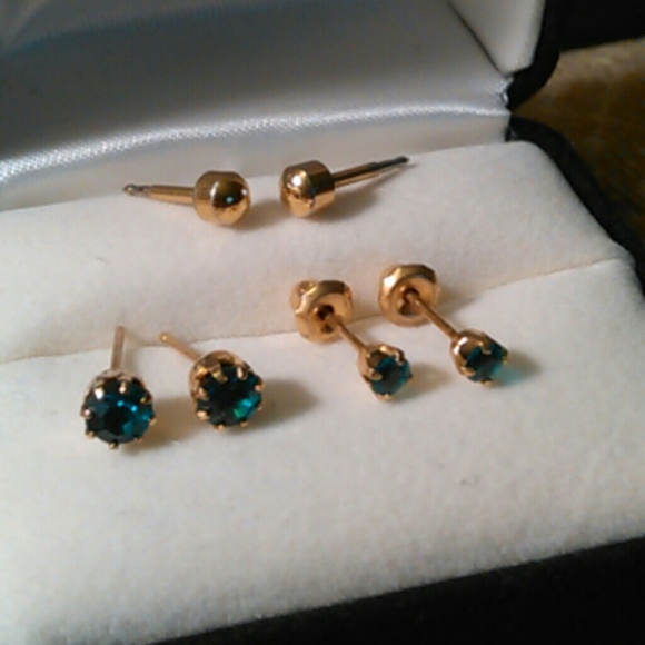 3 pairs of stud earrings