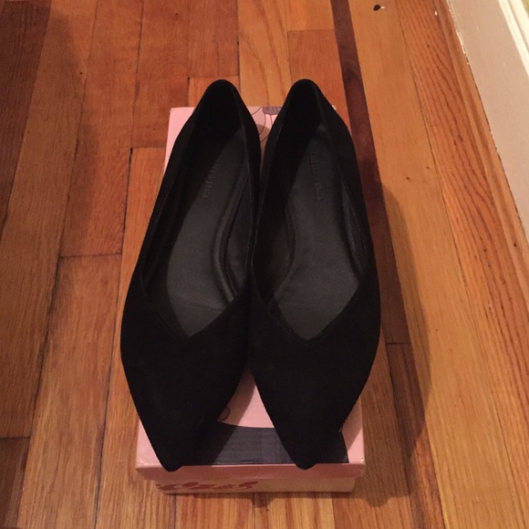 Pointy black flats