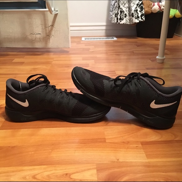 NIKE TENNIS SHOES