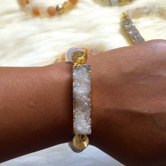 Frosted agate and iridescent druzy bar bracelet - Picture 4 of 4