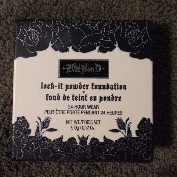 Kat Von D lock it powder foundation (light 45)