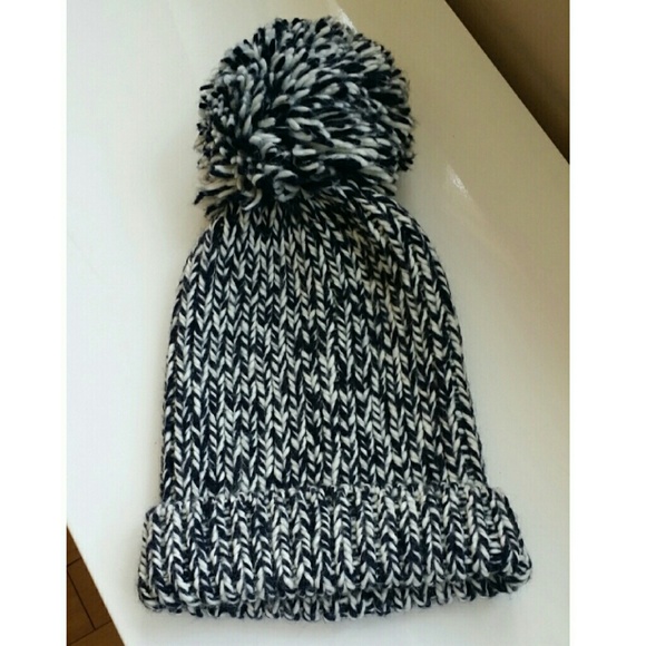 Uniqlo Wool/Acrylic Pom Pom Hat blk/white