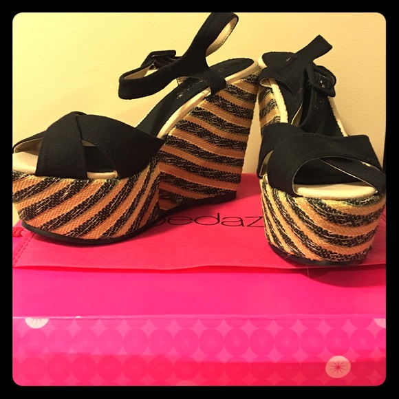 Shoedazzle "DRAMATIC" wedges/espadrilles