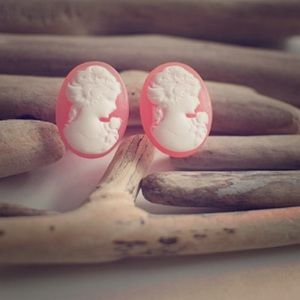 ✂️price cut✂️Cameo earrings