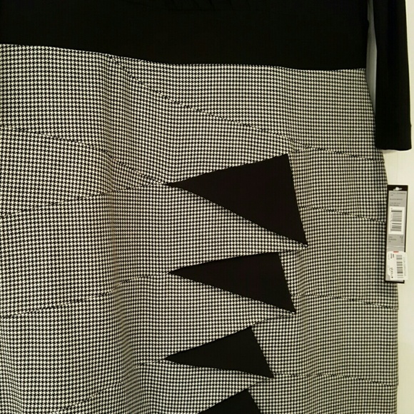 Hounds tooth ruffled  V-neck Dress - Picture 2 of 4