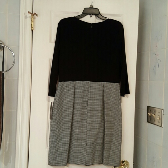 Hounds tooth ruffled  V-neck Dress - Picture 4 of 4