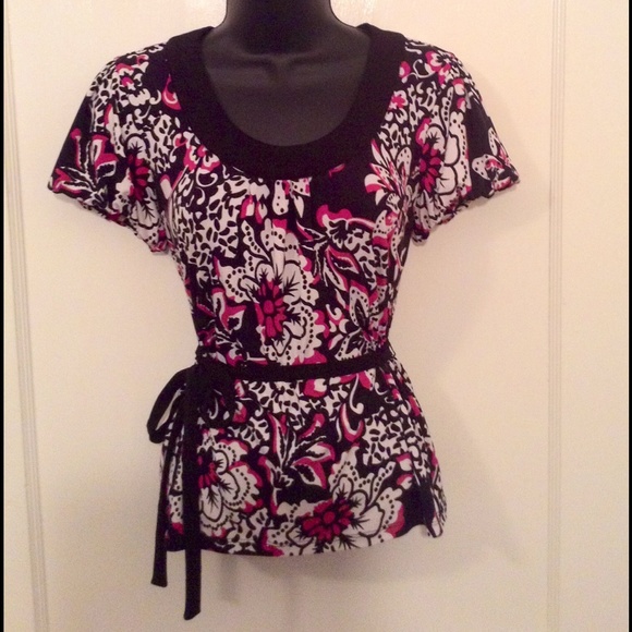 Petities Sophisticate pink white black floral top