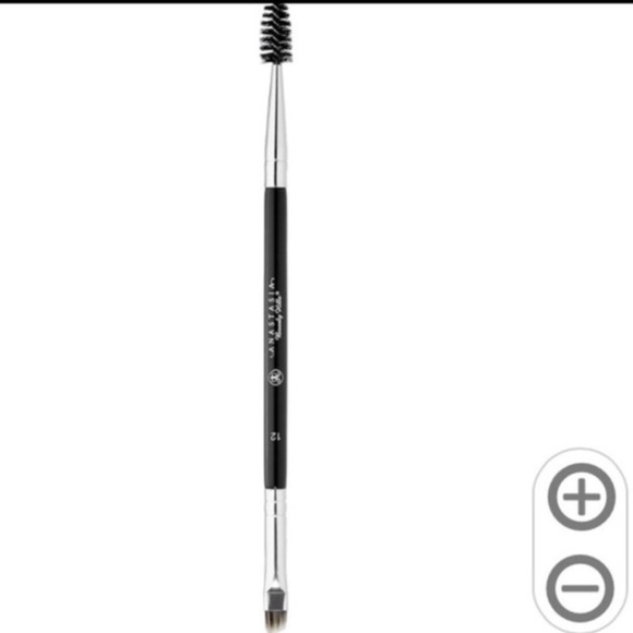 Anastasia Beverly Hills #12 brush- new