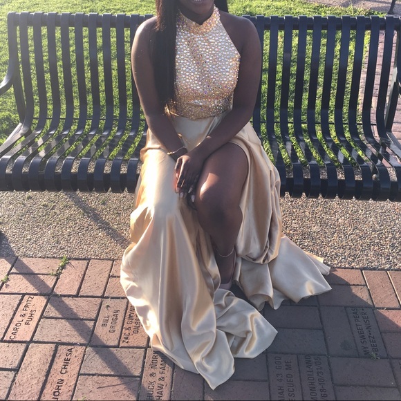 SHERRI HILL prom dress .💛💛