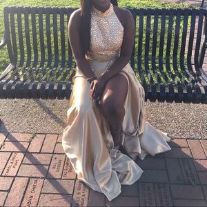 SHERRI HILL prom dress .💛💛