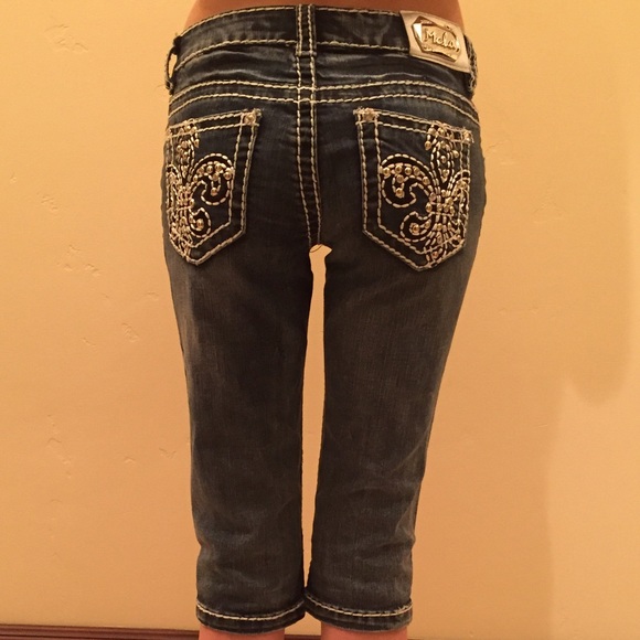 Fleur-de-lis Dark Wash Capri Jeans