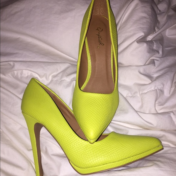 Qupid Lime green snake skin pumps