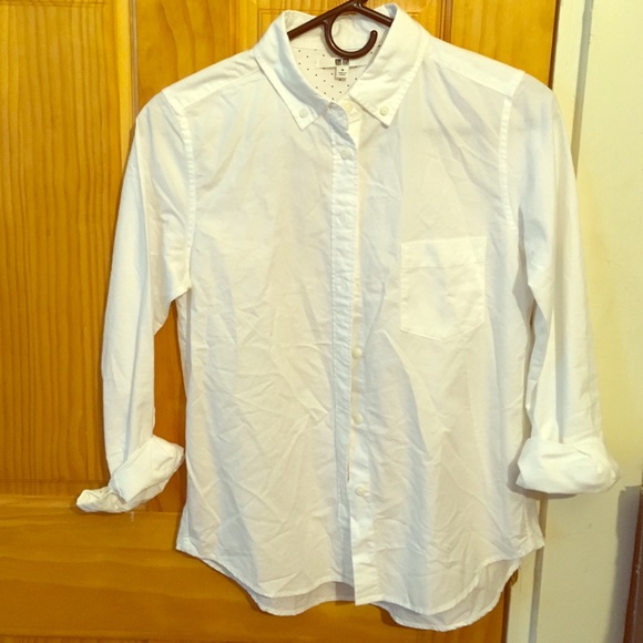M Uniqlo white collared button-up