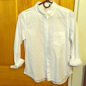 M Uniqlo white collared button-up