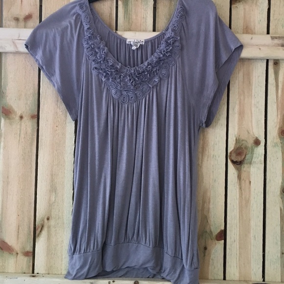 Cute grey top!