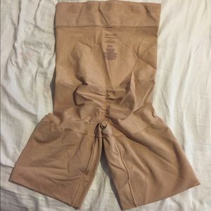 VICTORIA'S SECRET SLIM THIGH SHAPER