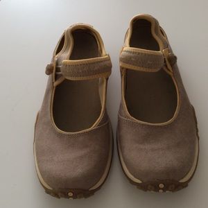 😄 JUST REDUCED😄Timberland Mary Jane Flats