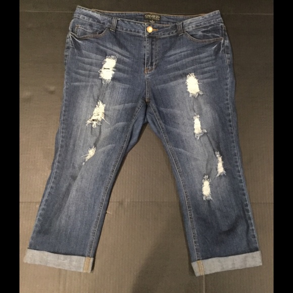 F21+ Distressed Boyfriend Capri Jeans