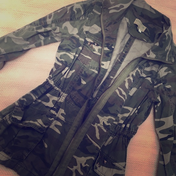 Size M - embellished camo print jacket