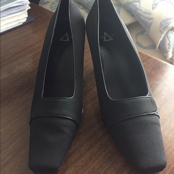 AK Anne Klein black pumps