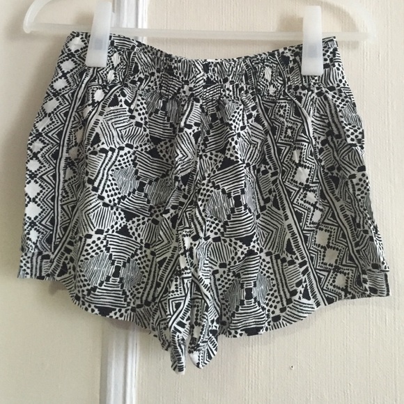 ❗️SALE❗️Band of Gypsie shorts - Picture 2 of 2