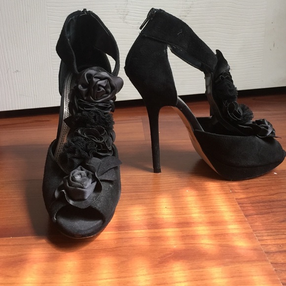 Adorable black heels!!