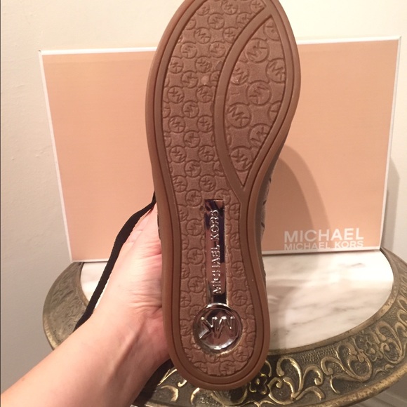 Shoes - Picture 2 of 4