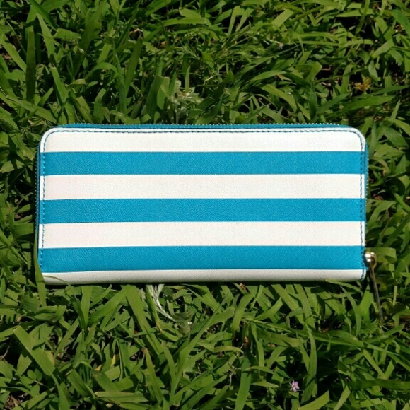 SOLD ON M 🏷 - Picture 2 of 3