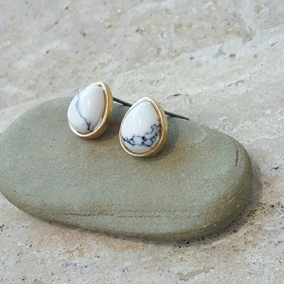 White Marble Gold Tone Howlite Stud Earrings Stone - Picture 2 of 2