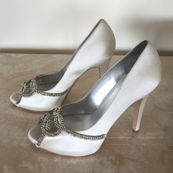 Ivanka Trump Shoes - 👀BEAUTIFUL SATIN HEELS👀