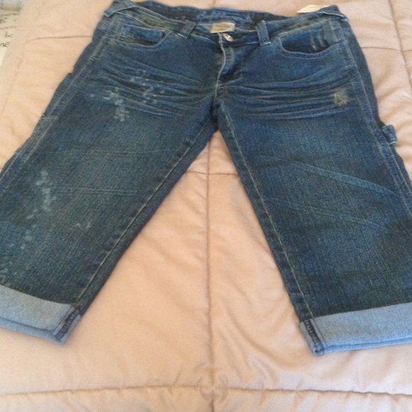 Distressed Jean Capris - Picture 4 of 4