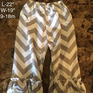 Children's chevron ruffled pants, grey and white.