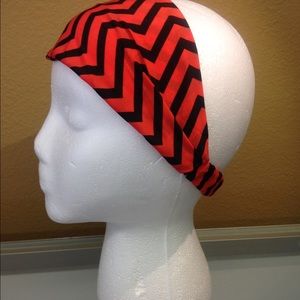 Lightweight chevron patterned headband.