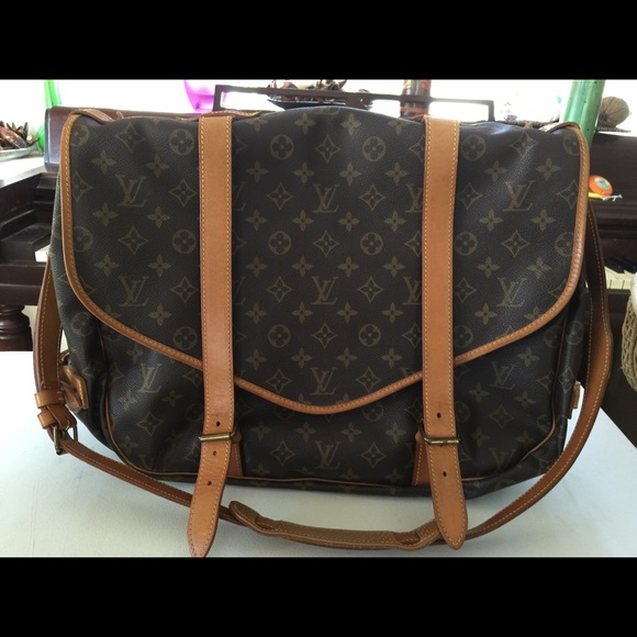 🚫SOLD🚫Authentic Louis Vuitton Saumur 43