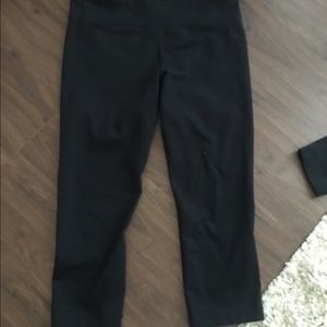 Under Armour black crop workout pants