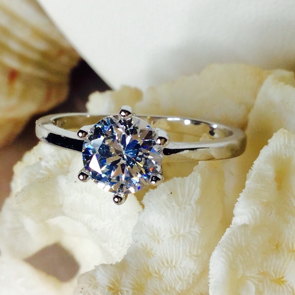 Nikia_89White Gold White Sapphire RESERVED. - Picture 2 of 2