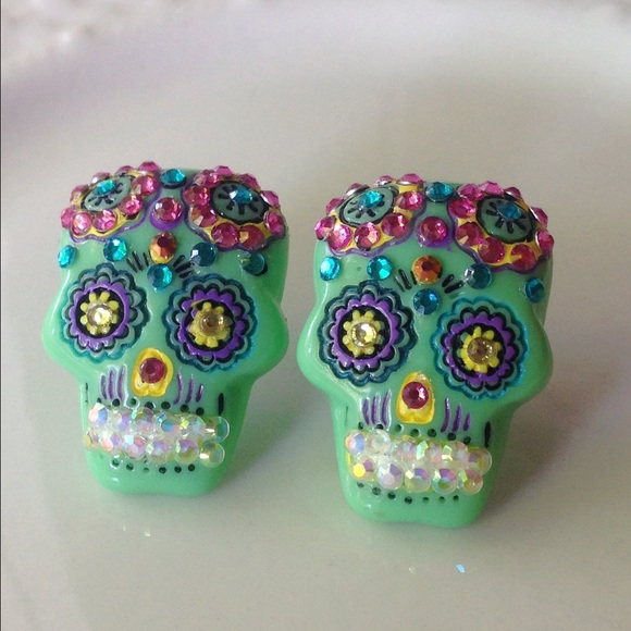 Gorgeous sparkly sugar skull stud earrings - Picture 2 of 4