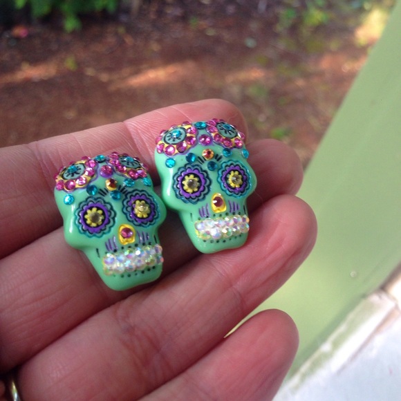 Gorgeous sparkly sugar skull stud earrings - Picture 3 of 4