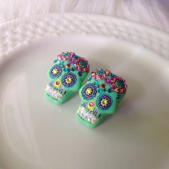 Gorgeous sparkly sugar skull stud earrings - Picture 4 of 4