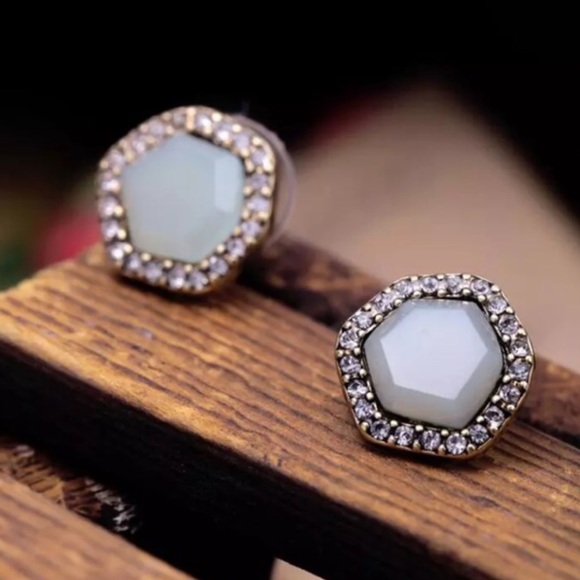 Beautiful Earrings (nwt) - Picture 5 of 5