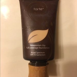 Tarte Amazonian Clay foundation - light sand