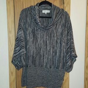 Cowl neck short-sleeved sweater.